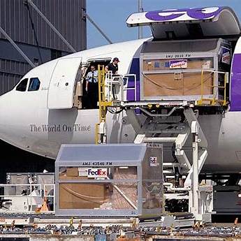 FedEx, 실적 전망 하향에 주가 6% 급락…중국발 관세 리스크 직격탄 기사 이미지