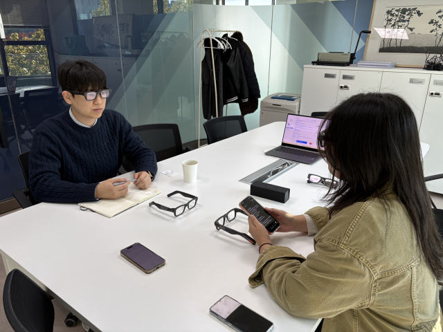 AI 통번역 안경﻿, 국내 대학 최초 시범 도입으로 언어 장벽 해소 기대 기사 이미지