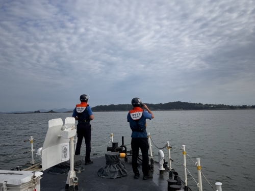 군산 어청도 해상서 99톤 중국어선 전복, 11명 중 2명 구조·9명 행방불명 기사 이미지