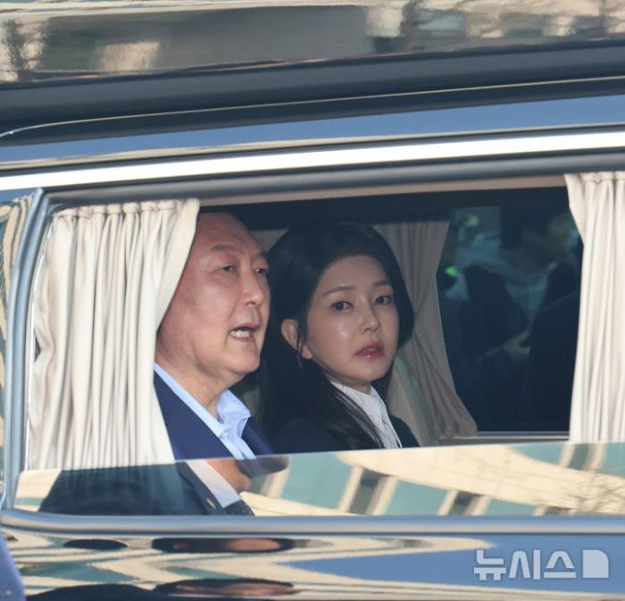 윤석열·김건희, 특검 소환 앞두고 ‘불출석 사유서’ 등기 제출 기사 이미지