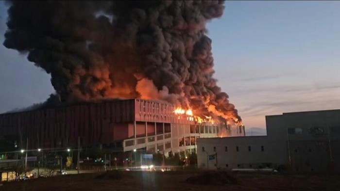 이랜드월드 천안 물류센터 대형 화재… 연면적 19만㎡ 전소, 연말 물류 차질 우려 기사 이미지