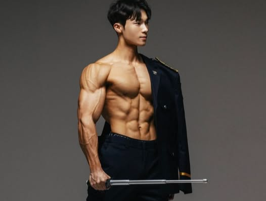 “새벽 4시에 운동 시작”…95년생 ‘몸짱 경찰’의 진짜 목표는 ‘아이들의 미소’ 기사 이미지