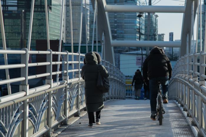 ‘영하 15도 한파 끝자락’…토요일 낮부터 풀리지만 일요일까지 ‘칼바람’ 기사 이미지