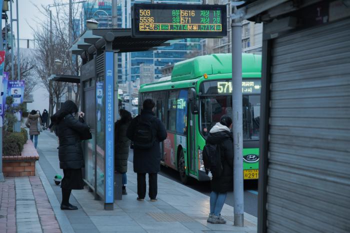 시내버스 파업 이틀째…출근길 혼잡 지속, 오후 노사 재협상 ‘분수령’ 기사 이미지