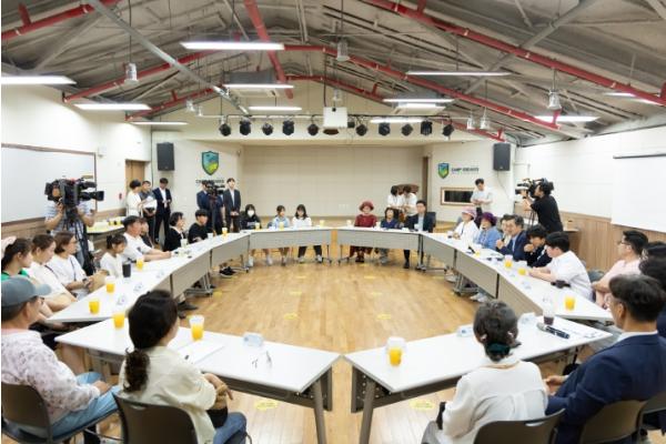 평온 찾은 대성동 주민들 다시 만난 김동연 “평화로운 일상 계속되도록 관심과 지원 이어가겠다” 기사 이미지