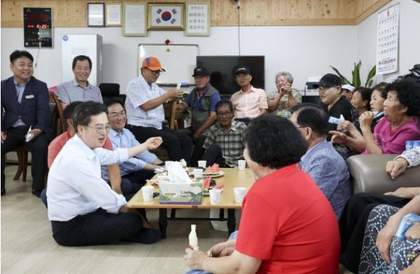 김동연 도지사 민생경제 현장투어, 평택시 포승읍 내기1리 무더위 쉼터 방문 기사 이미지