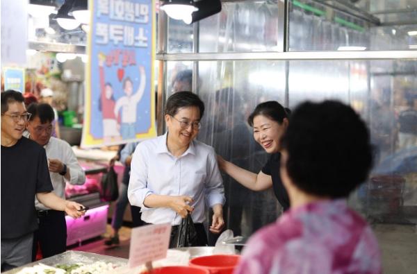 김동연 도지사 민생경제 현장투어, 평택 통복시장 상인간담회 기사 이미지