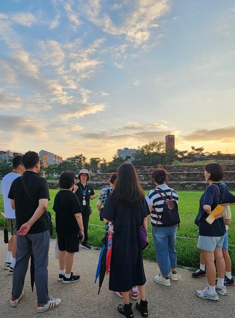 송파구, “여름밤의 한성백제로 초대합니다” 한성백제왕도길 야간해설 프로그램 운영 기사 이미지