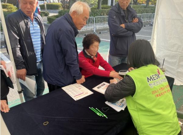 한국건강관리협회 인천광역시지부, 남동구주민자치한마당 건강캠페인 실시 기사 이미지