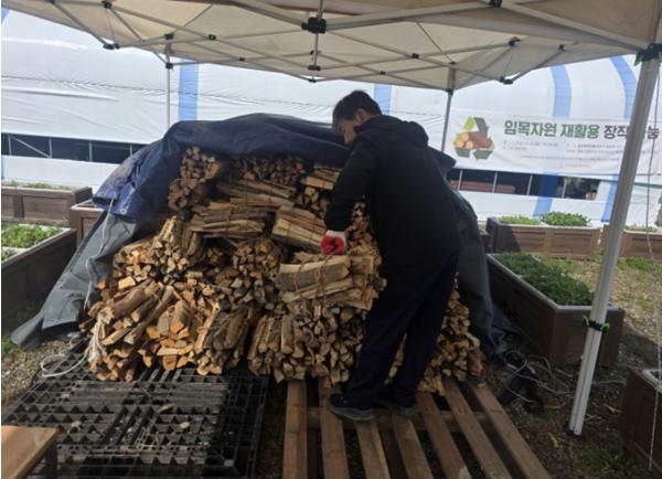 연수구시설안전관리공단, ‘임목자원 재활용 장작 나눔’으로 ESG 실천 기사 이미지