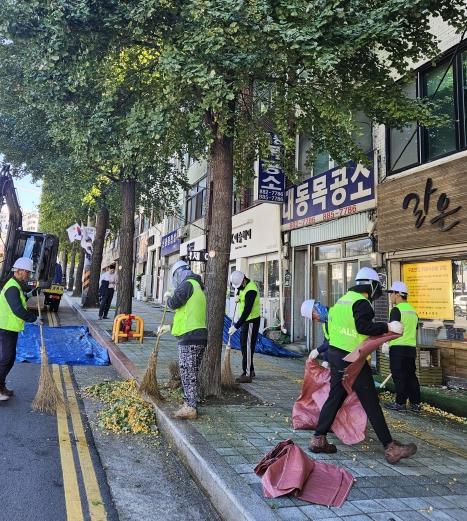 미추홀구, 가을철 ‘은행나무 열매 조기 제거 공사’ 시행 기사 이미지