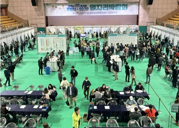 ‘평택시 중장년+경기도 5070 일자리박람회’ 성황리 개최 기사 이미지