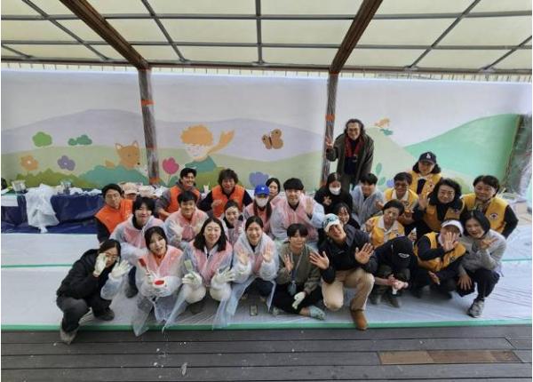 은평구, 적십자봉사회와 꿈나무마을에 '희망의 벽화' 꽃을 피우다 기사 이미지