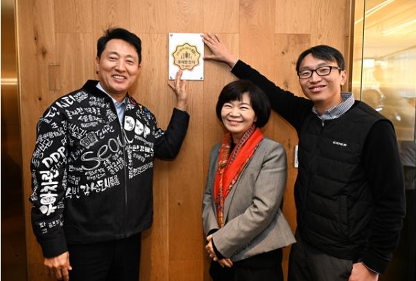 오세훈 시장, 11일 ‘통쾌한 한끼’ 1호점 방문… 인증마크 부착 “서울 시내 식당 절반이 ‘통쾌한 한끼’에 참여할때까지 적극 지원” 기사 이미지