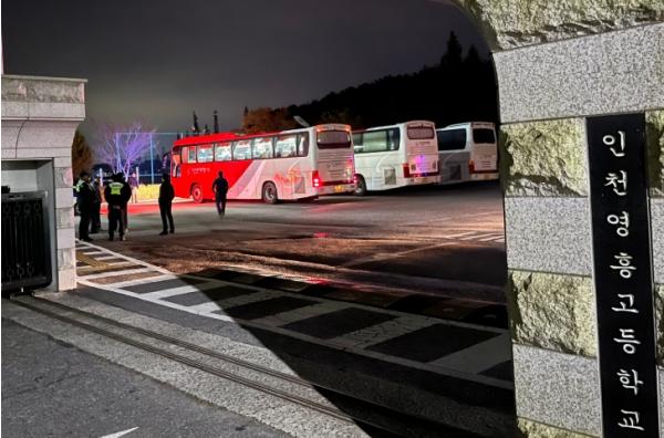 옹진군 영흥중·고 수험생 41명, 지역 응원 속 수능장 향해  기사 이미지