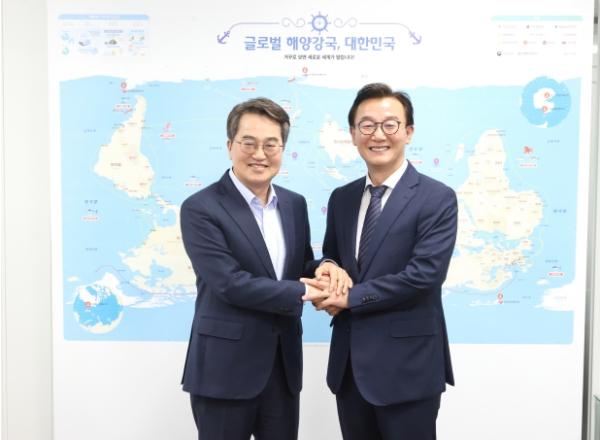 김동연 경기도지사, “평택항 유휴수면에 국내 최대 규모 태양광 발전시설 설치” 전재수 해양수산부 장관에 건의 기사 이미지