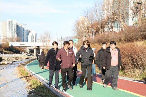 박강수 마포구청장, 변화된 성산천을 걷다 기사 이미지