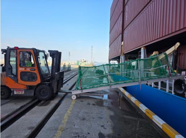 인천 신항, 물류흐름 개선으로 화물차반출입시간 8.8% 감소 기사 이미지