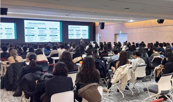 경기도서관 개관 후 첫 정책 회의. 도서관 거버넌스 논의 기사 이미지