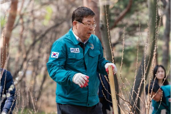 걷고 싶은 광진구, 구민 나무심기 지원하고 위험 수목 정비 나선다 기사 이미지