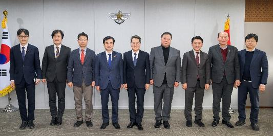 김동연, 안규백 국방부 장관과 반환공여구역 개발 주제로 간담회 기사 이미지