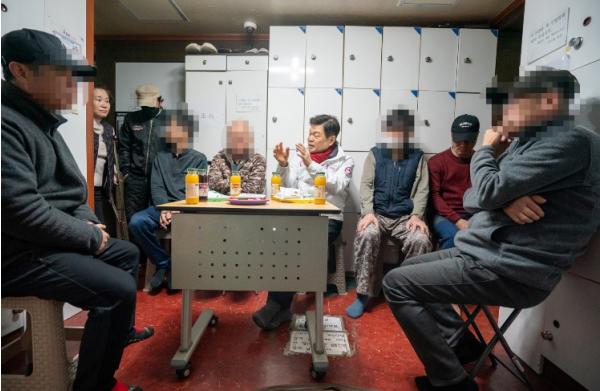 빗자루 들고, 고시원 문 두드리고…이필형 동대문구청장 ‘설 현장’에서 만난 안부