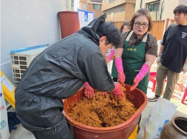 수원시 권선구 세류1동 지역사회보장협의체, 소외계층을 위한 사랑의 수제 장 나눔 장 가르기 진행