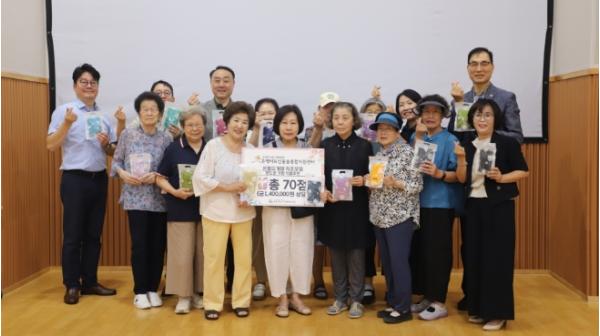 '손뜨개로 잇는 따뜻한 돌봄'…은평구, '은돌뜨개방' 어르신 손뜨개 가방 나눔